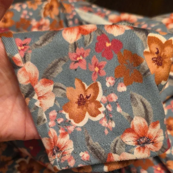 NWOT Oversized Small HEIMISH USA Teal Floral Fitted 3/4 Sleeve Blouse - Picture 7 of 8